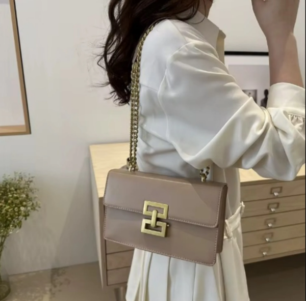 Retro Leather Shoulder Bag with Chain - Brown