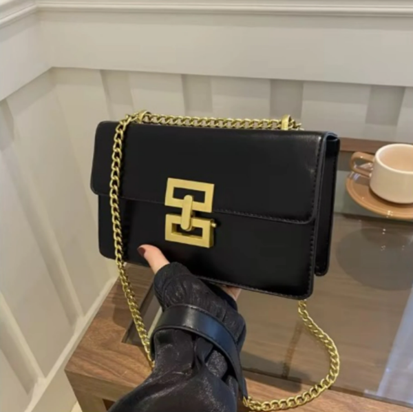 Retro Leather Shoulder Bag with Chain - Black