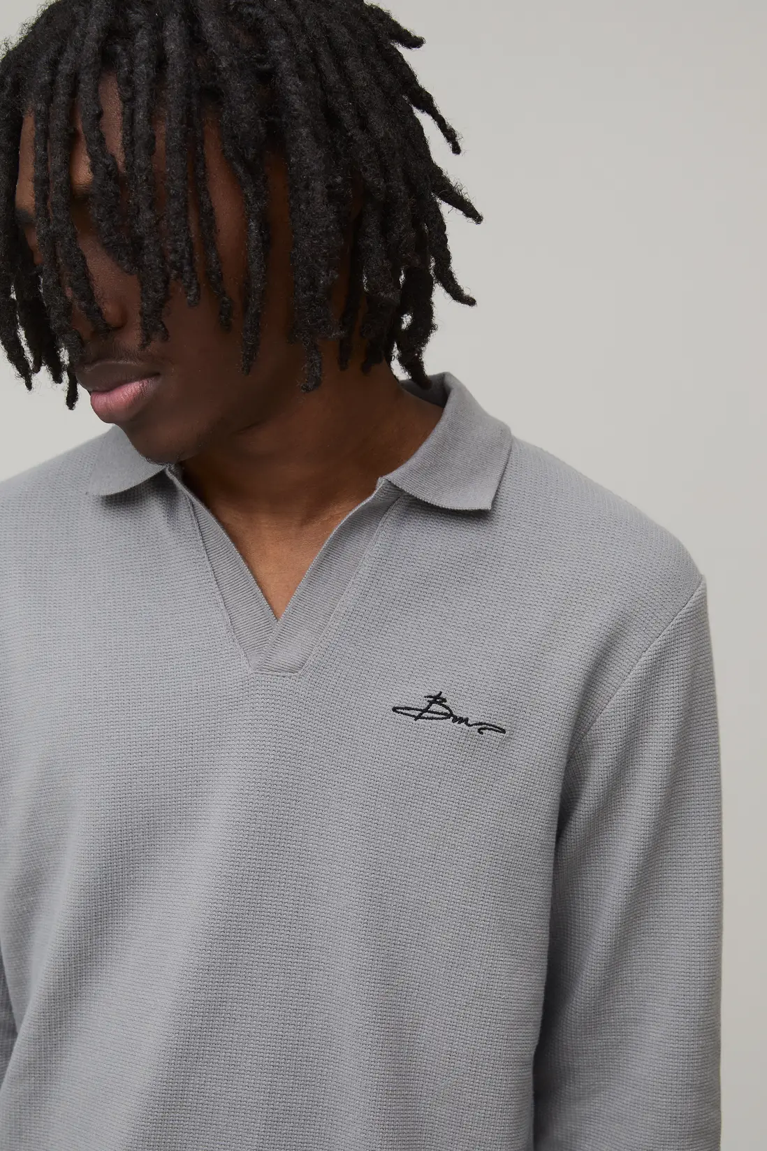 boohooMAN BM Signature Embroidered V Neck Textured Polo - Image 3