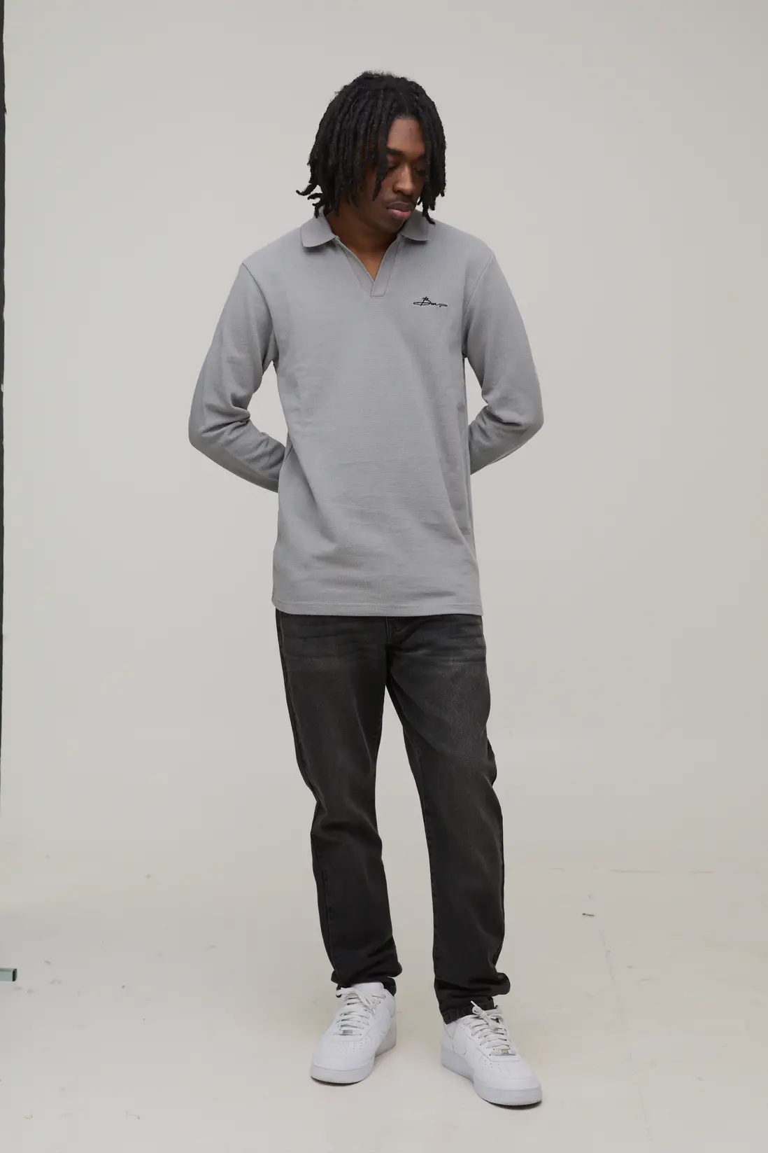 boohooMAN BM Signature Embroidered V Neck Textured Polo - Image 2